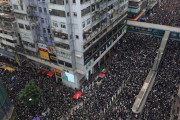 香港デモの参加者、無防備な中継レポーターの手助けをして世界に感銘を与える