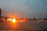 衝撃映像 電線に触れ感電炎上する2ケツバイク