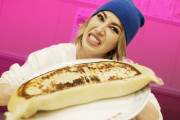日本で巨大餃子にチャレンジ！はたして全部食べられるか！？