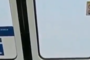 これは便利。プライバシーを保護するためのスマートウィンドウを備えたシンガポールの列車。海外の反応