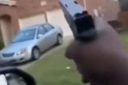 海外「アメリカ、車に乗りながら家に向かってランダムに銃を撃つ男」