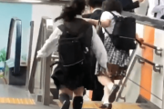 海外「日本の電車ではこれが大きな問題になっているんだよね？」駅のホームで男を追いかける女子学生の動画が外国人の中でも話題に