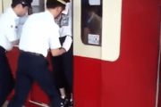 海外「日本の電車はテトリスじゃねえんだぞｗｗｗ」ラッシュアワー時の日本の鉄道がクレイジーすぎると話題に