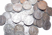 「前を走る車のボディが奇妙だと思ったら…5セント硬貨がびっしり貼り付けてあった！」