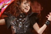 BABYMETALのショーの最後で、パイロにびっくりするMOAMETAL　【海外の反応】