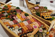 海外「その寿司職人と友達にならねば！」お寿司の舟盛りが豪華で食欲をそそる