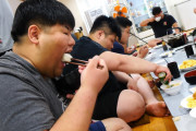 【動画】強豪相撲部ちゃんこ番の朝飯作りに密着