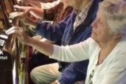 海外「日本のパチンコと同じだろう。カジノで遊ぶアメリカの高齢者達が話題に」