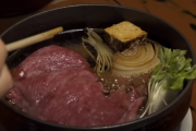 【海外の反応】「日本で和牛が待っています」日本のすき焼き。