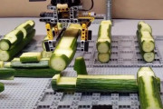 レゴで造ったメガ生産ファクトリーがすさまじい…キュウリを加工して建物を作る