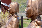 韓国人「今度は双子の少女像が登場！1体は北朝鮮に…少女像で南北平和」
