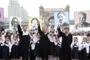 韓国人「文在寅が反日しようとして撮った写真がおもしろすぎる件」