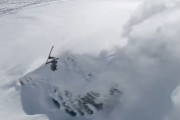 雪崩から逃げながらバックフリップで離脱するスキー選手…伝説のシーンが誕生した瞬間