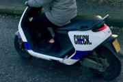 【画像】何かがおかしいスクーター乗り