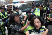 【画像あり】韓国人「釜山日本領事館で奇襲デモが発生！」青年6人が「安倍は謝罪せよ」と日本の経済報復に抗議活動をし、警察に逮捕される　韓国の反応
