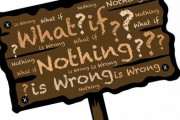 「明らかに間違っているのに、みんなが慣れてしまい疑問に思わなくなっているものは何？」