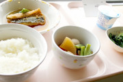 海外「俺はスリラチャソース持っていくよ！」日本で入院するとき、何を持っていく？