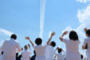 【海外】「見事だ！」医療従事者らに向けて敬意と謝意を示す航空自衛隊「ブルーインパルス」が都内上空を飛行