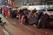 海外「日々第三世界に向かっている」 ニューヨークの移民が暮らすホテル前の映像