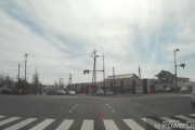 あまりにも自然すぎて怖い・・・信号無視＆逆走のコンボを決めていく軽トラ