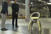【海外】不思議なタコのようなロボット椅子が人を階段で運ぶ！未来の移動手段を体験しよう
