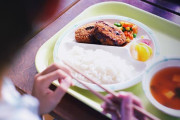 外国人「日本の学校では給食完食を強要してトラウマになるケースがあるらしい…」