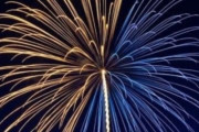 海外「ありがとう日本！本当に綺麗だ！ウクライナに栄光あれ！」長野県白馬村で打ち上げられたウクライナカラーの花火！（海外の反応）