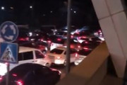 海外「動員から逃れるために隣国国境で交通渋滞を作るロシア人達」
