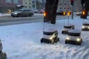 ウ、ウゴケマセン。雪が降って動けなくなった陸上ドローンの渋滞。海外の反応