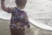 幼稚園の男の子が初めて海に触れる