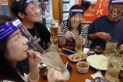 海外「日本人がフェイスシールド着けながら飲み会してるぞ…」