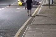 こんなにタイミングよくバイクがくるなんて・・・。ドリブルしながら歩いちゃいけないよ。海外の反応