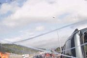「事故で燃える車にまだ女性が乗っている！」→救助する人々の動きが素晴らしいと称賛を浴びる