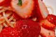 海外「これは恐ろしいｗ」 日本で食べた「いちごパスタ」に外国人が興味津々