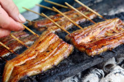 外国人「前に食べたことあるけど、あの美味しさは忘れられない」日本の食べ物大好きなエリックさんがウナギ料理を堪能⁉