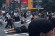 韓国人『実は日本では、交差点のど真ん中に寝る人がいても通報されないらしいんですよ』→「地面に寝転ぶ観光客」