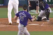大谷翔平に呆れかえるムーキー・ベッツの表情（また打っちゃったよ）