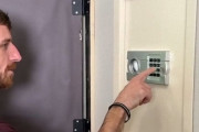 それほど大きくないはずの金庫を開けたのに…物量に圧倒される男性