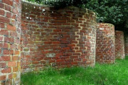 「イギリスには波のようにうねった伝統的な壁がある…なんのため？」→合理的な理由があった