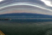 マザーシップ？UFO？不気味な巨大雲が目撃されアポカリプスを感じる人続出（アメリカ）
