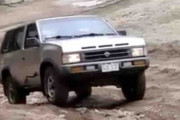 【海外の反応】1995年式の日産テラノでオフロードを走ってみた！