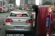 不運な事故は突然やってくる。避けようのない危険すぎる車のダイブ事故。海外の反応