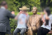 韓国人「盧武鉉元大統領の銅像の隣で『イルベ指』…小学生まで故人を嘲笑」と怒りの声