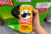 海外「やっぱりすごい」「カツサンドうまそう」日本の自販機から出てくるお菓子からぬいぐるみまで豊富な商品にびっくり