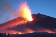 「夜空に火の鳥が現れた！」 イタリアのエトナ火山から吹き出たマグマが恐ろしくも美しい光景を作り上げ話題に