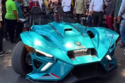 スーパーカーみたいだろ？でもこれバイクなんだぜ。インドの三輪バイクが大反響