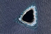 【海外】太平洋に現れた謎の「ブラックホール」って何だ、宇宙人の秘密基地説まで出てるぞ！