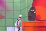 海外「歌うクソと一緒にコンサートをするアメリカ人歌手」