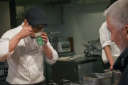 イギリスの人気料理家、東京の一流シェフに英国発の激マズ「カップ麺」を食べさせ冒涜と批判されるｗｗｗｗｗ