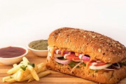 海外から人気なのは！？ファミリーマートのサンドイッチ食べ比べ！「ビーガンサンドはないの？」「大麦は古代の味」「ポテトサラダサンドが美味しそう！」海外の反応